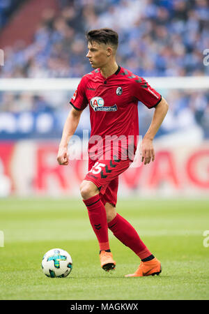 Gelsenkirchen, Deutschland. 31 Mär, 2018. Robin Koch (FR) Aktion, Fussball 1. 1. Fussballbundesliga, 28. Spieltag, FC Schalke 04 (GE) - SC Freiburg (FR) 2:0, am 31.03.2018 in Gelsenkirchen. | Verwendung der weltweiten Kredit: dpa/Alamy leben Nachrichten Stockfoto