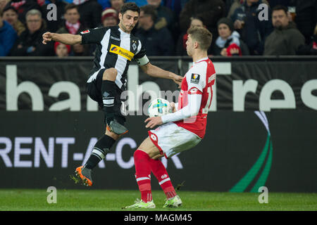 Mainz, Deutschland. 01 Apr, 2018. Lars STINDL (li., MG) gegenüber Emil BERGGREEN (MZ), Aktion, Duellen, Fussball 1. 1. Fussballbundesliga, 28. Spieltag, FSV FSV FSV Mainz 05 (MZ) - Borussia Mönchengladbach (MG) 0:0, am 01.04.2018 in Mainz/Deutschland. | Verwendung der weltweiten Kredit: dpa/Alamy leben Nachrichten Stockfoto