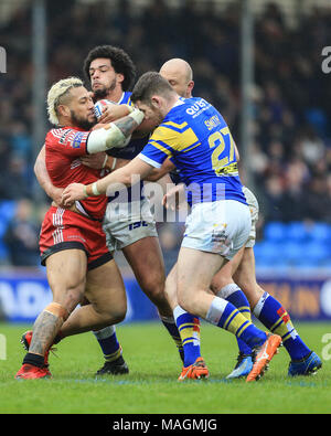 Leeds, UK, 2. April 2018. Betfred Super League Rugby, Leeds Rhinos v Salford Roten Teufel; Junior Sa'u von Salford der Roten Teufel wird von Cameron Smith von Leeds Rhinos Carl Ablett von Leeds Rhinos und Josh Walters von Leeds Rhinos Kredit angegangen: Aktuelles Bilder/Alamy leben Nachrichten Stockfoto