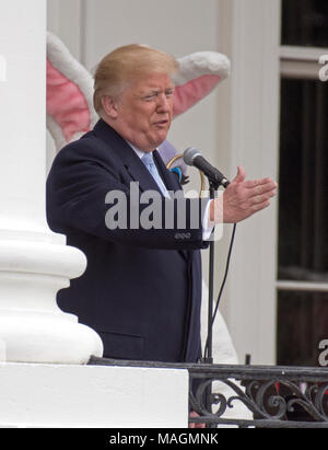 Washington, USA. 02 Apr, 2018. Präsidenten der Vereinigten Staaten Donald J. Trumpf macht die Erläuterungen sind wie Er und die erste Dame Melania Trump Gastgeber der jährlichen Weiße Haus Ostereier Rollen auf dem Südrasen des Weißen Hauses in Montag, 2. April 2018. Credit: Ron Sachs/CNP · KEINE LEITUNG SERVICE · Credit: Ron Sachs/Konsolidierte/dpa/Alamy leben Nachrichten Stockfoto