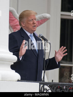 Washington, USA. 02 Apr, 2018. Präsidenten der Vereinigten Staaten Donald J. Trumpf macht die Erläuterungen sind wie Er und die erste Dame Melania Trump Gastgeber der jährlichen Weiße Haus Ostereier Rollen auf dem Südrasen des Weißen Hauses in Montag, 2. April 2018. Credit: Ron Sachs/CNP · KEINE LEITUNG SERVICE · Credit: Ron Sachs/Konsolidierte/dpa/Alamy leben Nachrichten Stockfoto