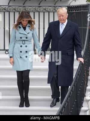 Washington, USA. 02 Apr, 2018. Präsidenten der Vereinigten Staaten Donald J. Trumpf und die erste Dame Melania Trump Spaziergang vom Balkon, da sie Gastgeber der jährlichen Weiße Haus Ostereier Rollen auf dem Südrasen des Weißen Hauses in Montag, 2. April 2018. Credit: Ron Sachs/CNP · KEINE LEITUNG SERVICE · Credit: Ron Sachs/Konsolidierte/dpa/Alamy leben Nachrichten Stockfoto