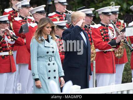 Washington, USA. 02 Apr, 2018. Präsidenten der Vereinigten Staaten Donald J. Trumpf begrüßt der Band Leader, wie Er und die erste Dame Melania Trump Gastgeber der jährlichen Weiße Haus Ostereier Rollen auf dem Südrasen des Weißen Hauses in Montag, 2. April 2018. Credit: Ron Sachs/CNP · KEINE LEITUNG SERVICE · Credit: Ron Sachs/Konsolidierte/dpa/Alamy leben Nachrichten Stockfoto