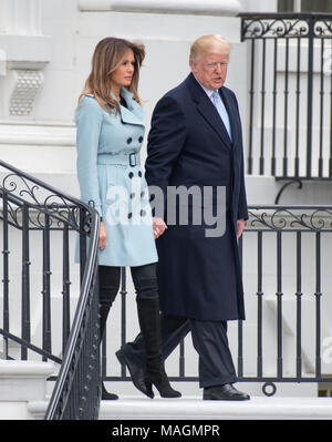 Washington, USA. 02 Apr, 2018. Präsidenten der Vereinigten Staaten Donald J. Trumpf und die erste Dame Melania Trump Spaziergang vom Balkon, da sie Gastgeber der jährlichen Weiße Haus Ostereier Rollen auf dem Südrasen des Weißen Hauses in Montag, 2. April 2018. Credit: Ron Sachs/CNP · KEINE LEITUNG SERVICE · Credit: Ron Sachs/Konsolidierte/dpa/Alamy leben Nachrichten Stockfoto