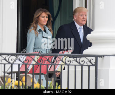 Washington, USA. 02 Apr, 2018. Präsidenten der Vereinigten Staaten Donald J. Trumpf und die erste Dame Melania Trump ankommen Anmerkungen zu machen, da sie Gastgeber der jährlichen Weiße Haus Ostereier Rollen auf dem Südrasen des Weißen Hauses in Montag, 2. April 2018. Credit: Ron Sachs/CNP · KEINE LEITUNG SERVICE · Credit: Ron Sachs/Konsolidierte/dpa/Alamy leben Nachrichten Stockfoto