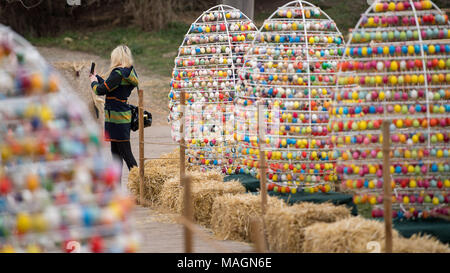 27 März 2018, Deutschland, Ludwigsburg: Jenya nimmt eine selfie am Osterei Avenue an der Ausstellung trohwelten" (Lit. Stroh Welten) an der 'Bluehendes Barock" (Lit. blühende Barock). Mehr als 10.000 echten Eier hängen in der Avenue während der Osterferien. Bis zum 22. April die Ausstellung mit Stroh zahlen hier gesehen werden können. Foto: Sebastian Gollnow/dpa Stockfoto