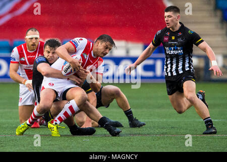 St. Helens Louie Mc Carthy-Scarsbrook ist während des heutigen Spiels 2. April 2018 in Angriff genommen, wählen Sie Sicherheit aus, Stadion, Widnes, Merseyside, England; Betfred Super League Rugby, Runde 9, Widnes Vigings v St Helens Stockfoto