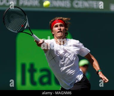 April 01, 2018: Alexander Zverev von spielt Deutschland eine Vorhand gegen John Isner der Vereinigten Staaten bei der Männer-WM-Finale bei den 2018 Miami öffnen, indem Itaú Professional Tennis Turnier präsentiert, die bei der crandon Park Tennis Center in Key Biscayne, Florida, USA gespielt. Isner gewann 6-7 (4), 6-4, 6-4. Mario Houben/CSM. Stockfoto