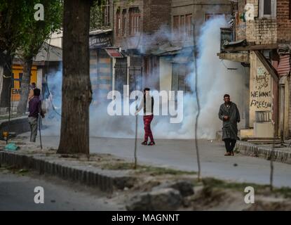 Srinagar, Indien. 2 Apr, 2018. Kaschmir Demonstranten können während der Auseinandersetzungen in Srinagar, Indien verwalteten Kaschmir gesehen werden. Wie muslimische Mehrheit Bereiche von Kaschmir Montag beobachtete eine komplette Abschaltung der Tötung von 4 Zivilisten und 13 Rebellen in getrennten Begegnungen in Kaschmir zu protestieren. Behörden verhängten Ausgangssperre in mehreren Bereichen Straße Proteste zu stoppen. Der Aufruf für das Herunterfahren wurde von der separatistischen Gruppen gegeben. Mit Steinen bewerfen Vorfälle wurden von einigen Teilen der Kaschmir-tal berichtet. Inzwischen haben die Behörden auch ausgesetzt mobile Internet in Kaschmir Tal. (Bild: © saqib Majee Stockfoto