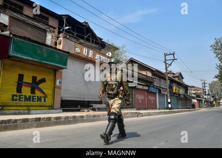 Srinagar, Indien. 2 Apr, 2018. Eine Indische paramilitärischen trooper Patrouillen der Straße während der Beschränkungen in Srinagar, Indien verwalteten Kaschmir. Wie muslimische Mehrheit Bereiche von Kaschmir Montag beobachtete eine komplette Abschaltung der Tötung von 4 Zivilisten und 13 Rebellen in getrennten Begegnungen in Kaschmir zu protestieren. Behörden verhängten Ausgangssperre in mehreren Bereichen Straße Proteste zu stoppen. Der Aufruf für das Herunterfahren wurde von der separatistischen Gruppen gegeben. Mit Steinen bewerfen Vorfälle wurden von einigen Teilen der Kaschmir-tal berichtet. Inzwischen haben die Behörden auch ausgesetzt mobile Internet in Kaschmir Tal. (Cred Stockfoto