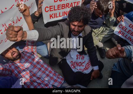 Srinagar, Indien. 2 Apr, 2018. Ein Anhänger der indischen Kaschmir Gesetzgeber, Ingenieur Rashid und Führer der Awami Ittihad Partei (AIP), shout Slogans während einer Demonstration gegen die Tötungen im Süden Kaschmir Srinagar, Indien verwalteten Kaschmir. Wie muslimische Mehrheit Bereiche von Kaschmir Montag beobachtete eine komplette Abschaltung der Tötung von 4 Zivilisten und 13 Rebellen in getrennten Begegnungen in Kaschmir zu protestieren. Behörden verhängten Ausgangssperre in mehreren Bereichen Straße Proteste zu stoppen. Der Aufruf für das Herunterfahren wurde von der separatistischen Gruppen gegeben. Mit Steinen bewerfen Vorfälle wurden von einigen Teilen der gemeldet Stockfoto