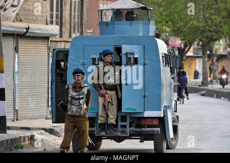 Srinagar, Indien. 2 Apr, 2018. Indische paramilitärischen troopers kann während Beschränkungen in Srinagar, Indien verwalteten Kaschmir gesehen werden. Wie muslimische Mehrheit Bereiche von Kaschmir Montag beobachtete eine komplette Abschaltung der Tötung von 4 Zivilisten und 13 Rebellen in getrennten Begegnungen in Kaschmir zu protestieren. Behörden verhängten Ausgangssperre in mehreren Bereichen Straße Proteste zu stoppen. Der Aufruf für das Herunterfahren wurde von der separatistischen Gruppen gegeben. Mit Steinen bewerfen Vorfälle wurden von einigen Teilen der Kaschmir-tal berichtet. Inzwischen haben die Behörden auch ausgesetzt mobile Internet in Kaschmir Tal. (Bild: Stockfoto