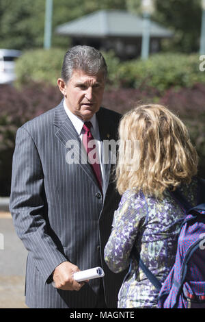 Oktober 3, 2017 - Washington, District of Columbia, USA - United States Senator Joe Manchin, Demokrat von West Virginia. (Bild: © Alex Edelman über ZUMA Draht) Stockfoto