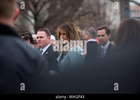 Washington, District of Columbia, USA. 2 Apr, 2018. April 2, 2018 - Washington, DC, USA: First Lady Melania Trump Besuche mit Kindern im Weißen Haus Osterei 2018 Rollen. Credit: Erin Scott/ZUMA Draht/Alamy leben Nachrichten Stockfoto