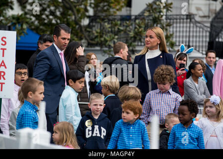 Washington, District of Columbia, USA. 2 Apr, 2018. Donald Trump jr. und Frau Vanessa an der. 2018 Weißes Haus Ostereier Rollen. Credit: Erin Scott/ZUMA Draht/Alamy leben Nachrichten Stockfoto