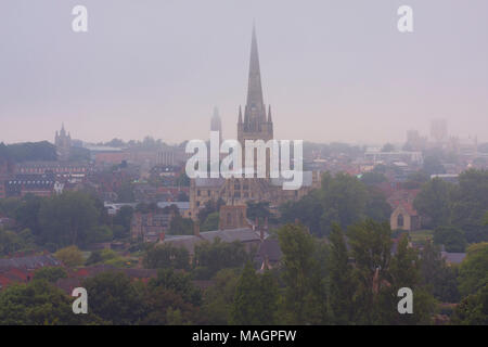 Blick auf die Skyline mit der Kathedrale von Norwich in der Entfernung auf misty morning, East Anglia, England Stockfoto