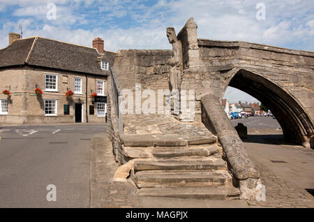 Die mittelalterliche Brücke und das Denkmal der Teil der mittelalterlichen Abtei Croyland Tore in Crowland, Lincolnshire Stockfoto