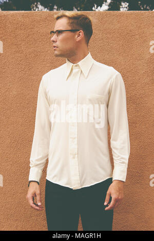 Ein kaukasischer Mann, männliche model posing tragen Männer 70s Vintage Shirt, einen Men's Vintage Mode redaktionelle Konzept. Stockfoto