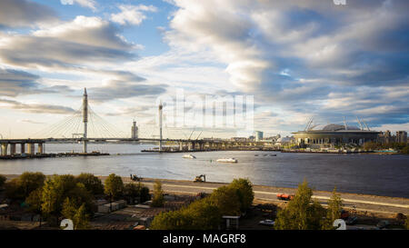 Blick auf die Newa und den Bau des Stadions Zenit Arena auf dem Cross Island in St. Petersburg. Am 14. September. 2016 Stockfoto