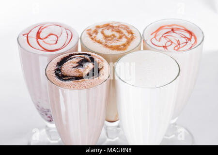 Fünf Eis schüttelt. Köstliches Eis schweben, Vanille, Erdbeer, Kaffee, Schokolade und weißem Hintergrund Stockfoto