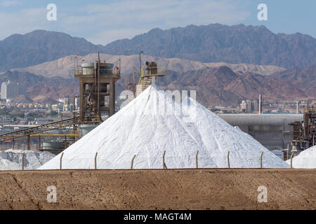 Weiß Pyramiden mit natürlichen organischen Meersalz, Salz arbeitet auf Werk in der Nähe von Eilat in Israel. Stockfoto