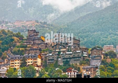 Malerische Uptown in bergigen Bezirk der Hauptstadt Andorra la Vella. Andorra Stockfoto