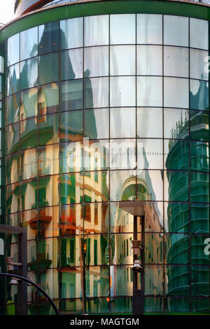 Reflexion der alten Gebäude in Glas Haus Fassade. Andorra Stockfoto