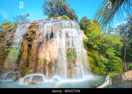 Malerischer Blick auf den Wasserfall von Castle Hill in Nizza. Cote d'Azur, Frankreich Stockfoto