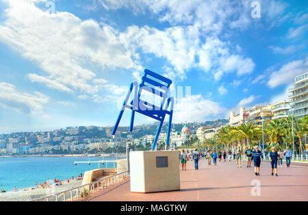Stadtbild mit zeitgenössischer Kunst Skulptur des berühmten blauen Stuhl (Artist Sabine Geraudie) und wandern die Menschen entlang der Promenade des Anglais Stockfoto