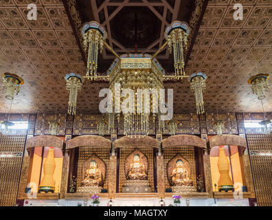 Hacienda Heights, CA, USA - 23. März 2018: Altar mit drei Buddhas in den wichtigsten Heiligtum der Hsi Lai buddhistischer Tempel. Monumentale Kronleuchter, Wand- und ceili Stockfoto