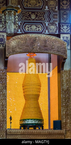 Hacienda Heights, CA, USA - 23. März 2018: Golden Ornament an der Seite der Altar im Heiligtum der Hsi Lai buddhistischer Tempel. Stockfoto