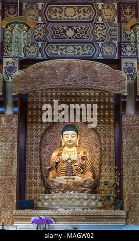 Hacienda Heights, CA, USA - 23. März 2018: Die Statue von Buddha Amitabha in den wichtigsten Heiligtum der Hsi Lai buddhistischer Tempel. Stockfoto