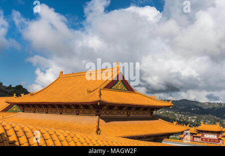 Hacienda Heights, CA, USA - 23. März 2018: roter Ocker Dachkonstruktion der Hsi Lai buddhistischen Tempel unter schweren cloudscape. Stockfoto