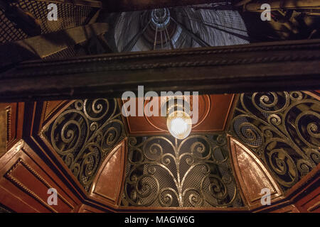 Detail einer alten Aufzug im Inneren Palacio Barolo. Monserrat, Buenos Aires, Argentinien. Stockfoto