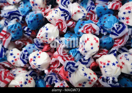 Patriotische salt water Taffy in Sternen Wrapper gewickelt. Stockfoto