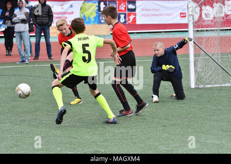 Orenburg, Russland - 28 Mai, 2017 Jahr: Die Jungs Fußball spielen in der Vorrunde spiele Fussball festival" Lokobol-2017' Stockfoto