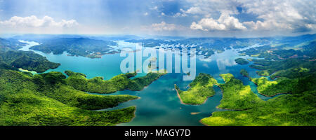 Aeral der Ta Mist See am Morgen mit den Bäumen auf der kleinen Insel Paradies. Dies ist der Vorratsbehälter für Wasserkraft in Dac Nong, Viet Stockfoto