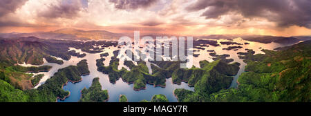 Aeral der Ta Mist See am Morgen mit den Bäumen auf der kleinen Insel Paradies. Dies ist der Vorratsbehälter für Wasserkraft in Dac Nong, Viet Stockfoto