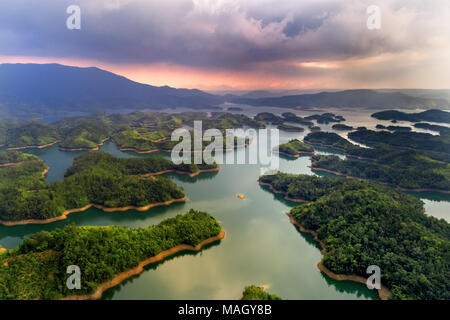 Aeral der Ta Mist See im Sommer, wenn die Bäume auf der kleinen Insel Paradies. Dies ist der Vorratsbehälter für Wasserkraft in Dac Nong, Viet Nam Stockfoto