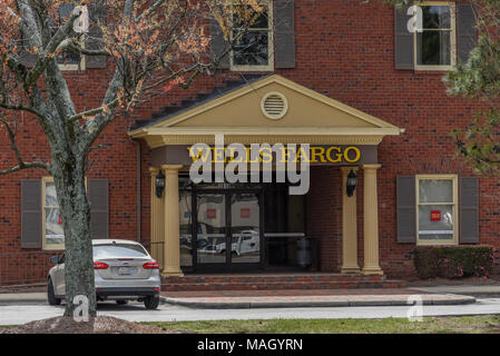 WILSON, NC - 28. März 2018: Der Eingang und melden Sie sich zu einem Wells Fargo Bank Lage in Wilson, NC. Stockfoto