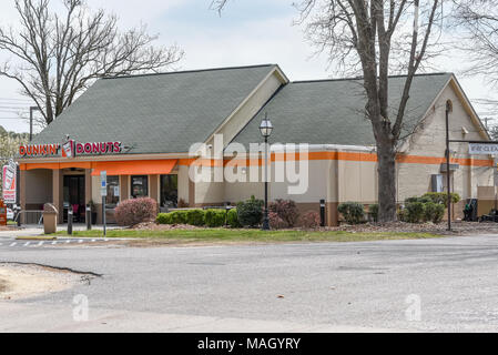 WILSON, NC - 28. März 2018: Der Eingang und die Zeichen für einen Dunkin Donuts Restaurant in Wilson, NC. Stockfoto