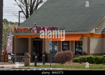 WILSON, NC - 28. März 2018: Der Eingang und die Zeichen für einen Dunkin Donuts Restaurant in Wilson, NC. Stockfoto