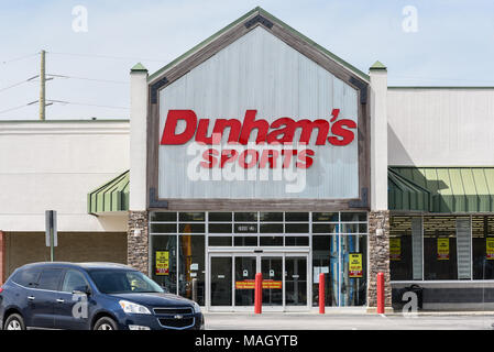 WILSON, NC - 28. März 2018: Dunham's Sports Eingang zur Lage in Wilson, NC. Stockfoto