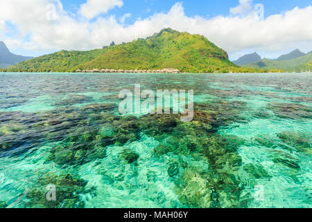 Schönen Meer mit Berg- und Resort Hintergrund in Moorae Insel Tahiti, Papeete, Französisch-Polynesien Stockfoto