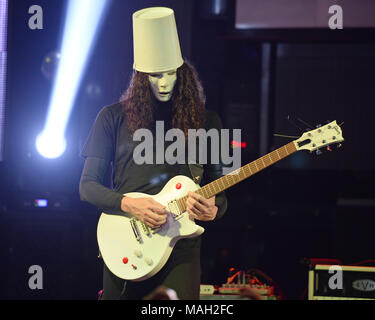 FORT LAUDERDALE, FL - 28. Februar: Brian Patrick Carroll AKA Buckethead führt an der Kultur. Brian Patrick Carroll (13. Mai 1969 geboren), professionell, bekannt als Buckethead, ist ein US-amerikanischer Gitarrist und Multiinstrumentalist, der in vielen Genres der Musik gearbeitet hat. Er hat 264 Studio Alben, vier spezielle Versionen und eine EP veröffentlicht. Er hat auch auf mehr als 50 anderen Alben von anderen Künstlern durchgeführt. Seine Musik umfasst so unterschiedliche Bereiche wie Progressive Metal, Funk, Blues, Jazz, Bluegrass-, Umgebungs- und avantgardistischer Musik. Buckethead ist berühmt für das Tragen eines KFC Eimer auf dem Kopf, emblazon Stockfoto