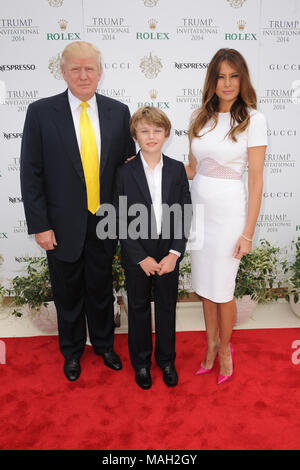 PALM Beach, FL - Januar 05: Donald Trump, Barron Trumpf, und Melania Trump die 2014 Trumpf Invitational Grand Prix im Club Mar-a-Lago teilnehmen. Donald John Trump ist ein US-amerikanischer Unternehmer, Politiker, TV-Persönlichkeit, Autor und der vermutliche Kandidaten der Republikanischen Partei für das Amt des Präsidenten der Vereinigten Staaten an der Wahl 2016 Am 5. Januar 2014 in Palm Beach, Florida. Personen: Donald Trump, Barron Trump, Melania Trump Stockfoto