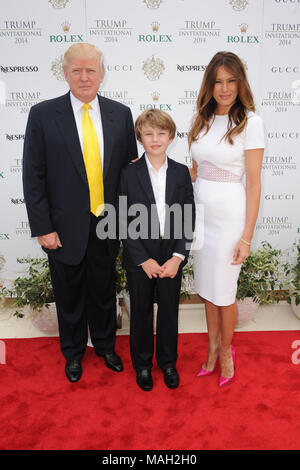 PALM Beach, FL - Januar 05: Donald Trump, Barron Trumpf, und Melania Trump die 2014 Trumpf Invitational Grand Prix im Club Mar-a-Lago teilnehmen. Donald John Trump ist ein US-amerikanischer Unternehmer, Politiker, TV-Persönlichkeit, Autor und der vermutliche Kandidaten der Republikanischen Partei für das Amt des Präsidenten der Vereinigten Staaten an der Wahl 2016 Am 5. Januar 2014 in Palm Beach, Florida. Personen: Donald Trump, Barron Trump, Melania Trump Stockfoto