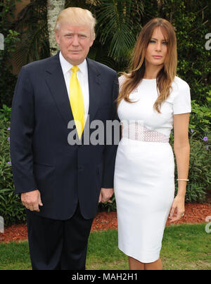 PALM Beach, FL - Januar 05: Donald Trump, Barron Trumpf, und Melania Trump die 2014 Trumpf Invitational Grand Prix im Club Mar-a-Lago teilnehmen. Donald John Trump ist ein US-amerikanischer Unternehmer, Politiker, TV-Persönlichkeit, Autor und der vermutliche Kandidaten der Republikanischen Partei für das Amt des Präsidenten der Vereinigten Staaten an der Wahl 2016 Am 5. Januar 2014 in Palm Beach, Florida. Personen: Donald Trump, Melania Trump Stockfoto