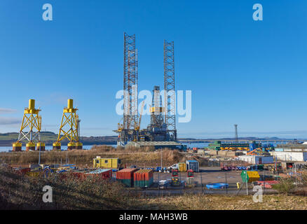 Die Rowan Gorilla VII Aufbocken Exploration Rig Günstig in Dundee Port South, neben einigen Sub Sea Steigleitungen in Angus Dundee in Schottland. Stockfoto