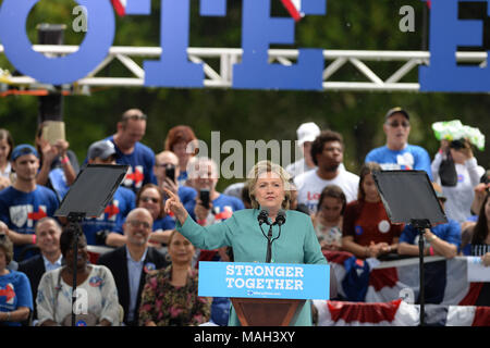 PEMBROKE PINES, FL - 05. NOVEMBER: Unterstützer im strömenden Regen auf als demokratischen Präsidentenkandidaten und ehemalige Außenministerin Hillary Clinton spricht während einer Kundgebung an C.B. Smith Park am 5. November 2016 in Pembroke Pines, Florida. Mit drei Tage bis zum Tag der Wahl zu gehen, Hillary Clinton wirbt in Florida und Pennsylvania: Hillary Clinton Stockfoto